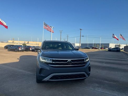 Used 2020 Volkswagen Atlas Cross Sport SE w/ Panoramic Sunroof Package FWD image 3