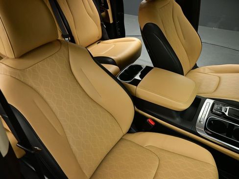 Certified 2022 Kia Carnival EX image 64