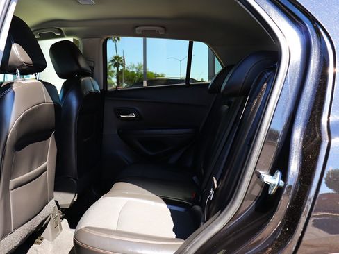 Used 2022 Chevrolet Trax LT w/ LT Convenience Package AWD/4WD image 33