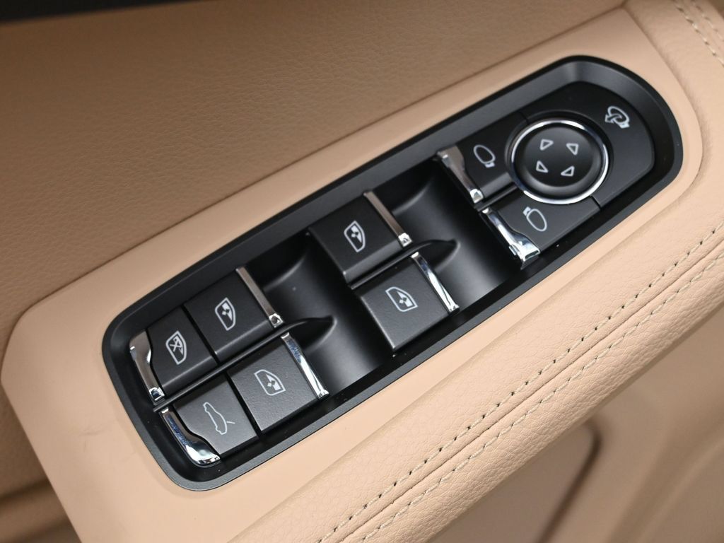 Certified 2026 Porsche Macan AWD/4WD image 19