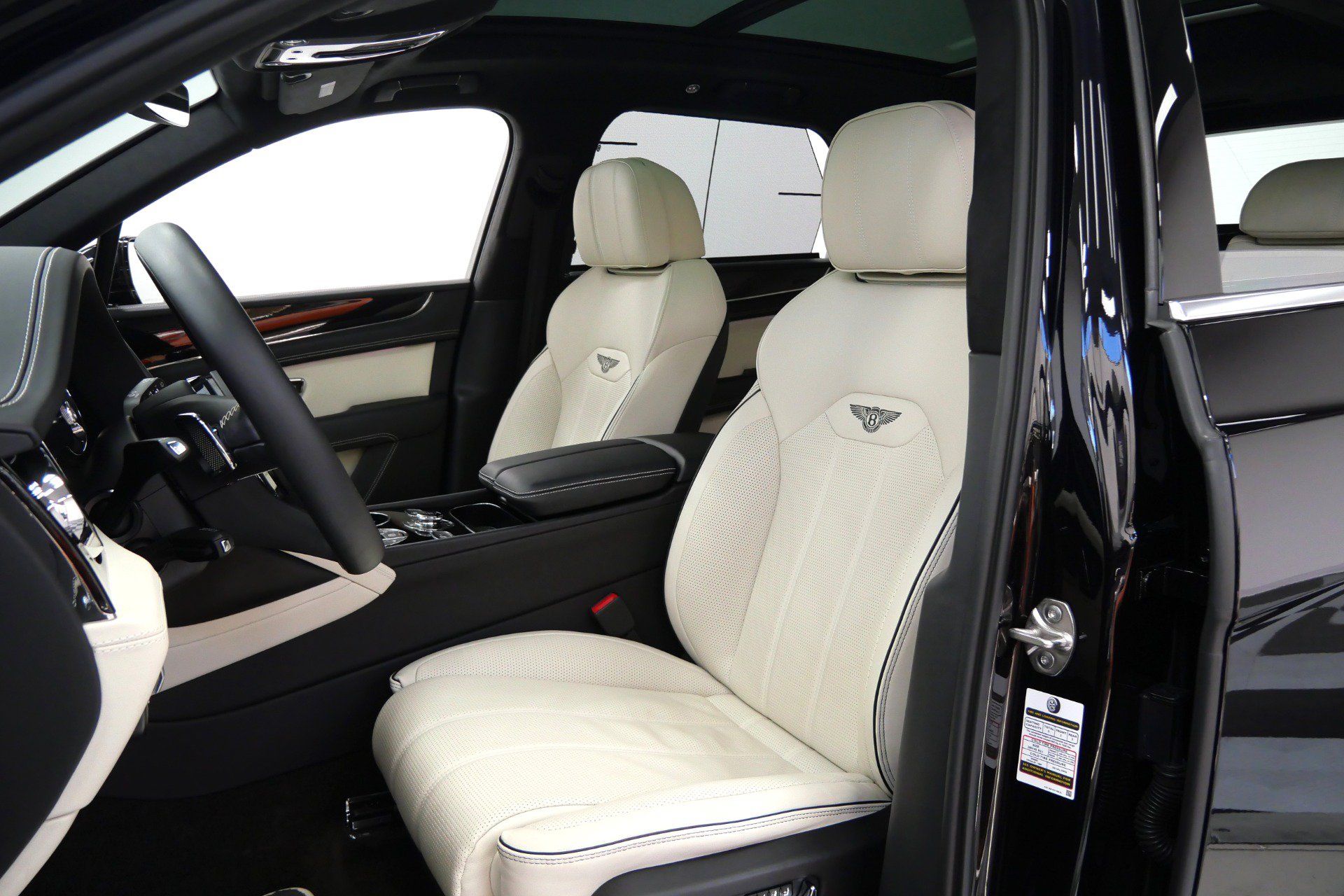 Used 2023 Bentley Bentayga AWD/4WD image 25