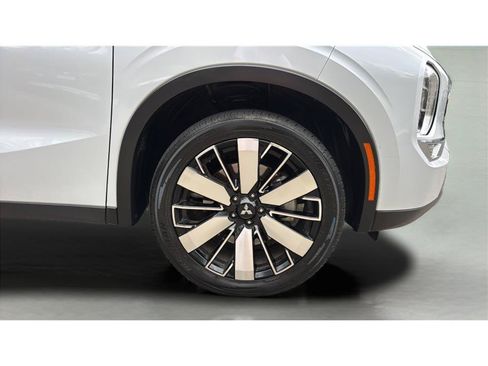 Used 2025 Mitsubishi Outlander SE FWD image 40