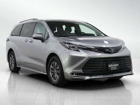 Used 2022 Toyota Sienna XLE image 7