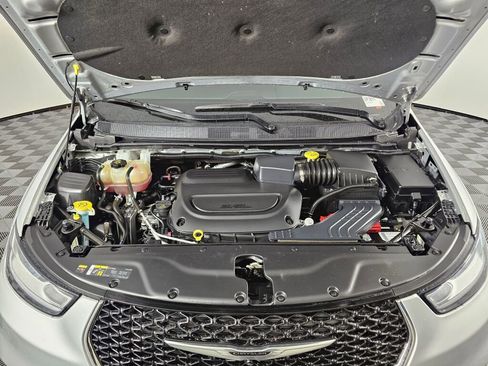 Used 2023 Chrysler Pacifica Touring-L image 9