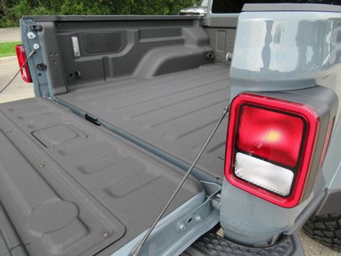 Used 2025 Jeep Gladiator Sport AWD/4WD image 9