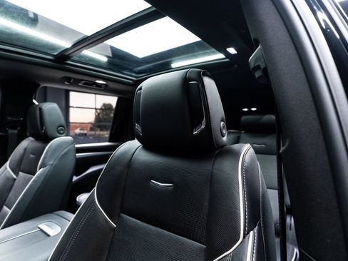 Used 2025 Cadillac Escalade ESV Premium Luxury RWD image 23