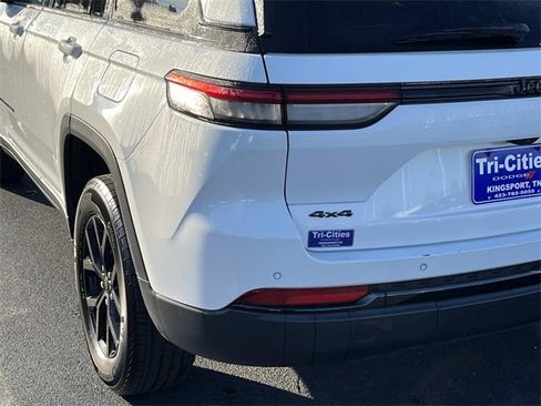 Used 2024 Jeep Grand Cherokee Altitude image 5