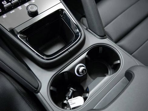 Certified 2025 Porsche Cayenne image 23