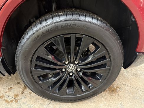 Used 2023 Toyota Venza Nightshade image 7