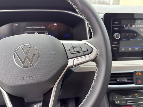 New 2026 Volkswagen Taos SE image 15