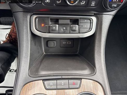 Used 2023 GMC Acadia SLE FWD image 25