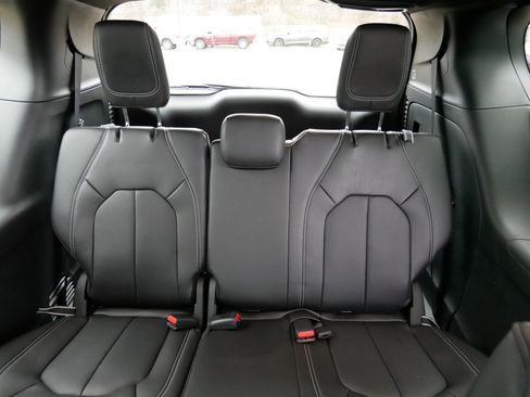 New 2026 Chrysler Pacifica Select image 8