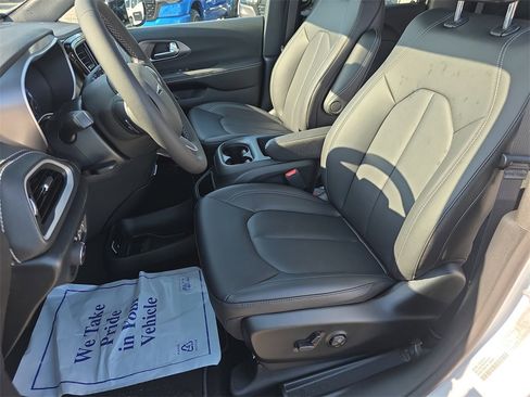 New 2026 Chrysler Pacifica Select image 12