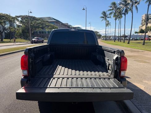 Used 2017 Toyota Tacoma SR AWD/4WD image 8