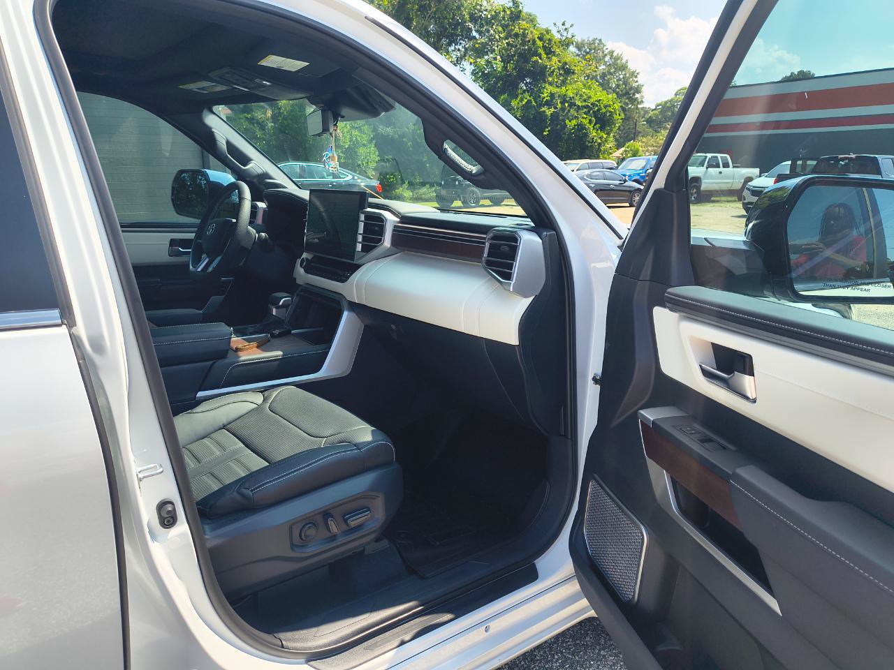 Used 2025 Toyota Sequoia Capstone AWD/4WD image 9