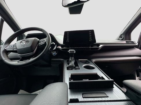 Used 2022 Toyota Sienna XSE w/ XSE Plus Package image 4