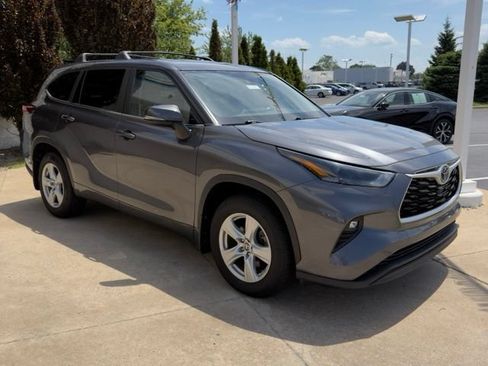 Used 2023 Toyota Highlander LE FWD image 7