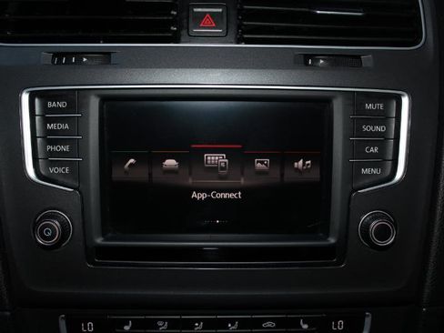 Used 2016 Volkswagen e-Golf SE image 25