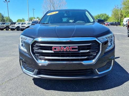 Used 2024 GMC Terrain SLE FWD image 2