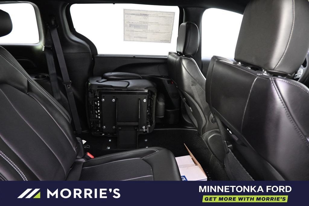 Used 2026 Chrysler Pacifica Select FWD image 19