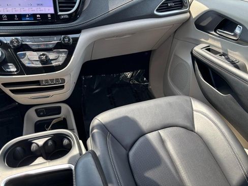 Used 2023 Chrysler Pacifica Touring-L FWD image 17