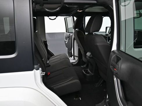 Used 2016 Jeep Wrangler Unlimited Sahara w/ Connectivity Group image 31