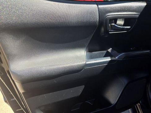 Used 2018 Toyota Tacoma TRD Sport w/ Technology Package image 31