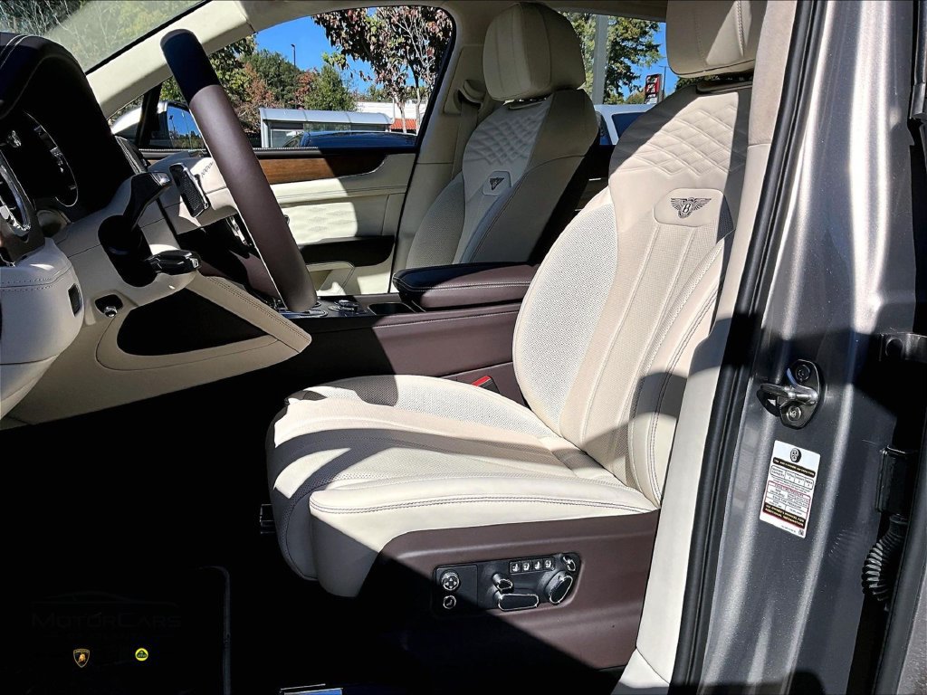 Used 2025 Bentley Bentayga AWD/4WD image 20