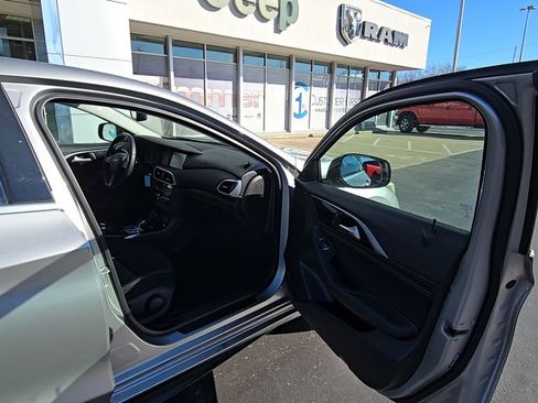 Used 2017 INFINITI QX30 Base image 17