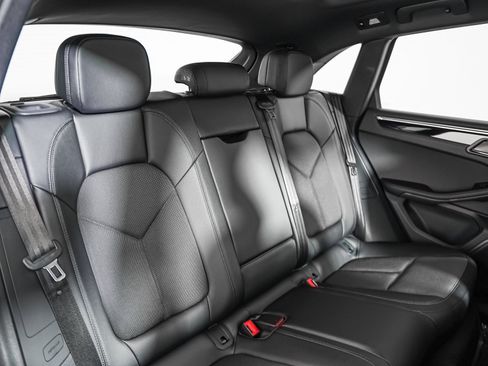 Certified 2023 Porsche Macan AWD/4WD image 6