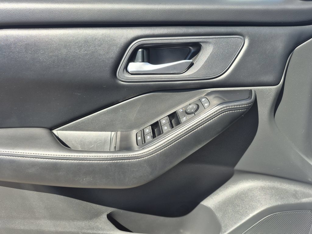 Used 2025 Nissan Rogue SV AWD/4WD image 7
