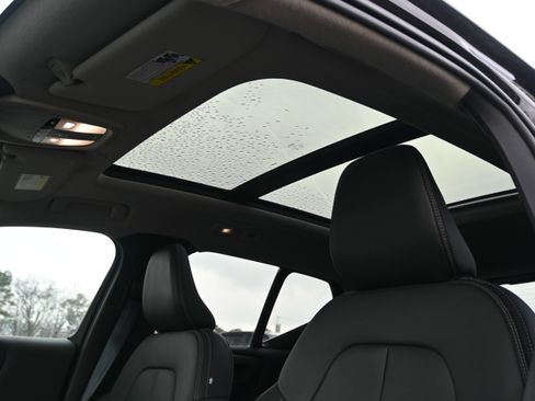 Used 2025 Volvo XC40 B5 Core image 9