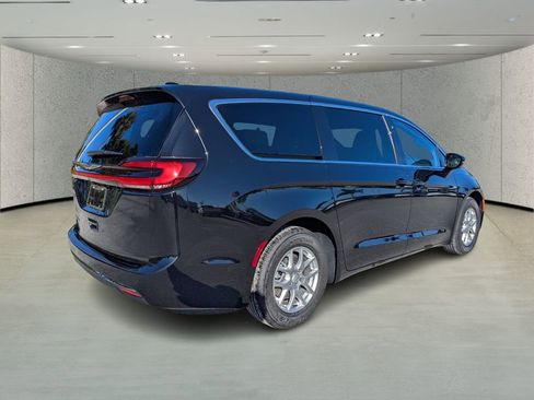 New 2026 Chrysler Pacifica Select image 4