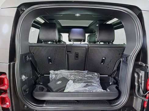 Used 2025 Land Rover Defender 90 X-Dynamic SE image 25