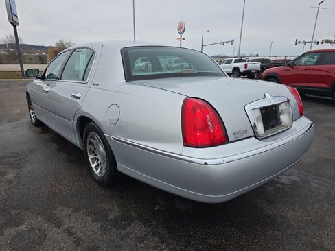 Used 2000 Lincoln Town Car Signature image 2