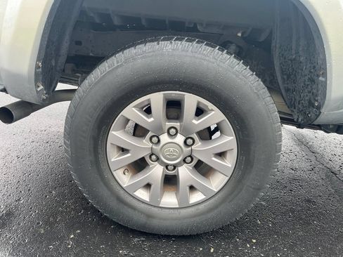 Used 2017 Toyota Tacoma SR5 w/ Tow Package RWD image 11