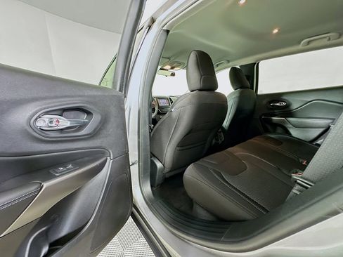 Used 2020 Jeep Cherokee Latitude FWD image 17