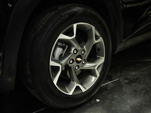 Used 2025 Chevrolet Trax LT w/ LT Convenience Package FWD image 3