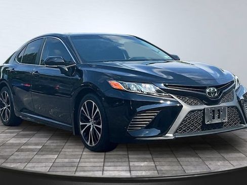 Used 2018 Toyota Camry SE w/ Moonroof Package FWD image 3