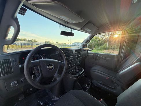 Used 2018 Chevrolet Express 2500 w/ Driver Convenience Package RWD image 16