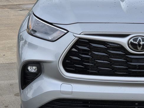 Used 2025 Toyota Highlander LE FWD image 5