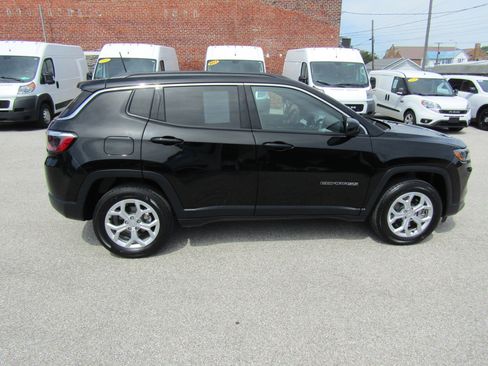 Used 2024 Jeep Compass Latitude AWD/4WD image 2