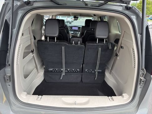 Used 2023 Chrysler Pacifica Touring-L FWD image 12