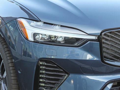 New 2026 Volvo XC60 B5 Ultra w/ Climate Package PRO image 4