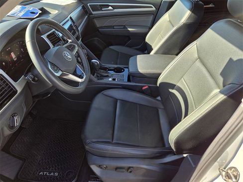 Used 2023 Volkswagen Atlas SE w/ Black Wheel Package image 6