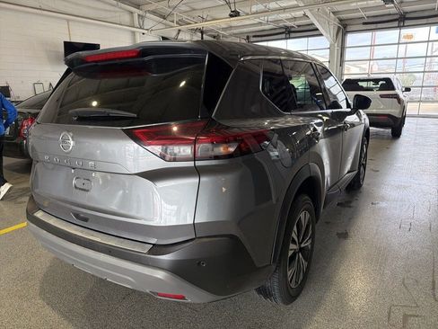 Used 2021 Nissan Rogue SV image 3