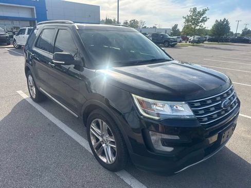 Used 2017 Ford Explorer XLT w/ Equipment Group 202A AWD/4WD image 2