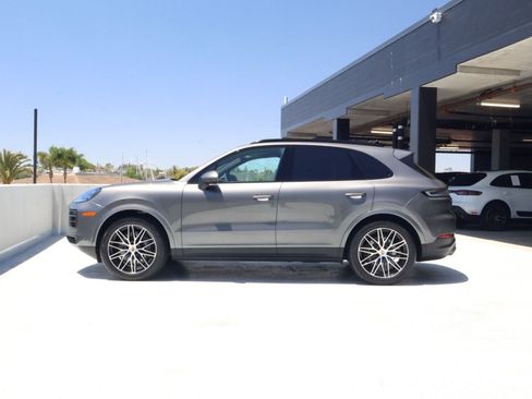 Certified 2025 Porsche Cayenne AWD/4WD image 2