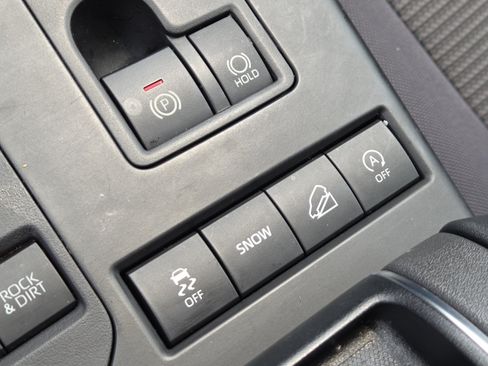 Used 2022 Toyota Highlander LE AWD/4WD image 32