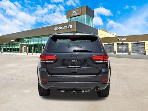 Used 2018 Jeep Grand Cherokee Altitude AWD/4WD image 7